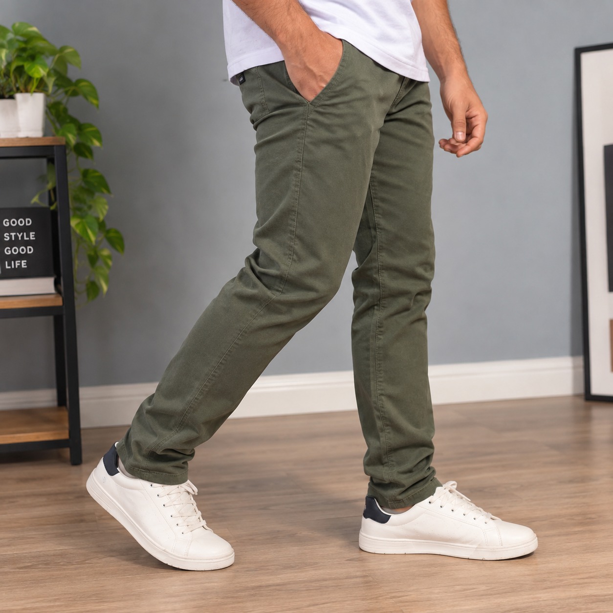 Calça de sarja masculina verde em uso